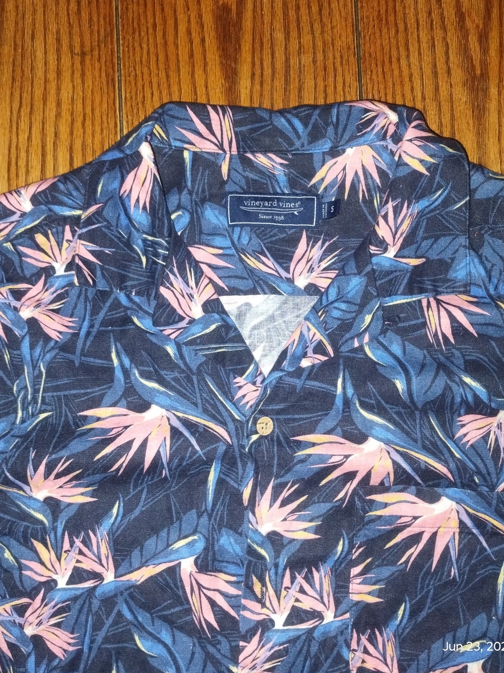 Vineyard Vines Size S Floral Hawaiian Style Shirt